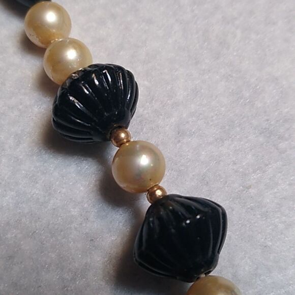 Stylish Black and Cream Beaded Necklace - Picture 7 of 9
